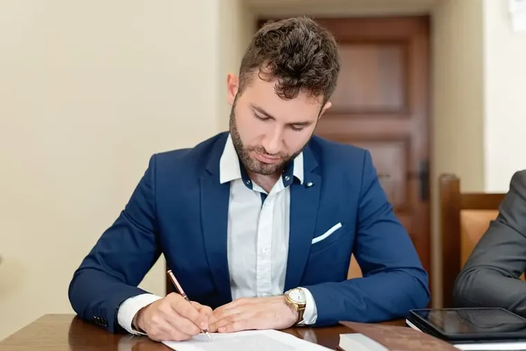 Faut-il passer en société ou rester micro ?