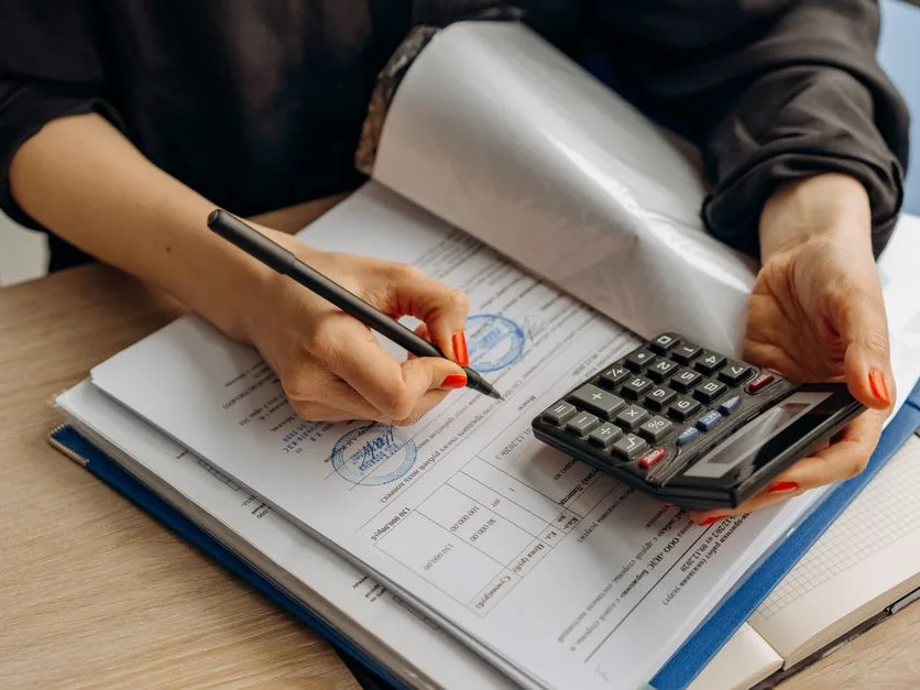 Carnet de comptes, calculatrice et factures sur un bureau
