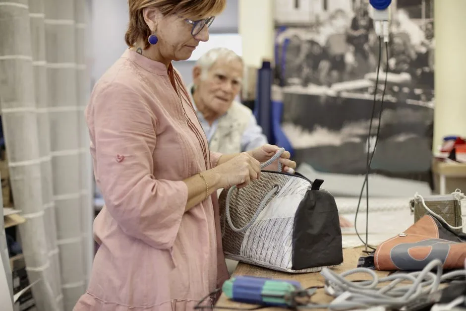 Un artisan présente un devis à un client dans son atelier